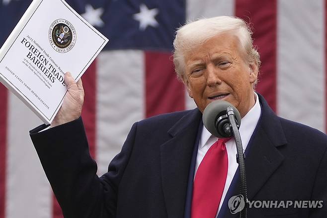 자의적인 국가별 무역장벽을 주장하며 고율관세 정책을 휘두르는 도널드 트럼프 미국 대통령 [AP 연합뉴스. 재판매 및 DB 금지]
