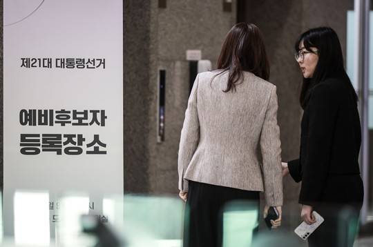 윤석열 전 대통령 파면으로 조기대선 준비가 착수된 가운데 7일 경기 과천시 중앙선거관리위원회에 21대 대통령 선거 예비후보자 등록 안내 배너가 설치돼 있다. 사진=뉴시스
