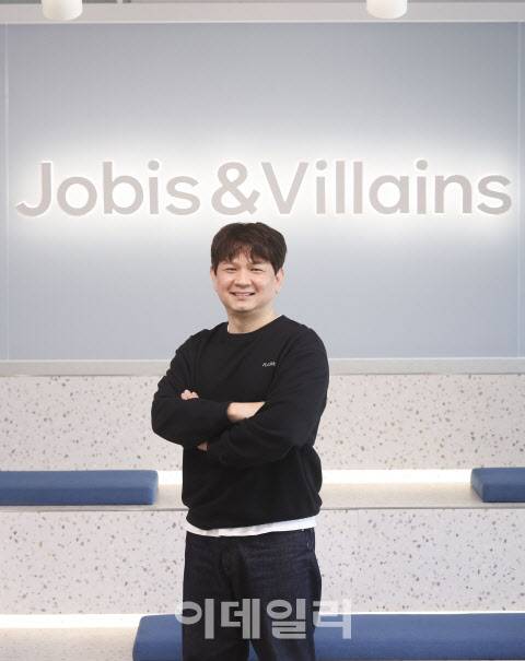 [이데일리 이영훈 기자] 정용수 자비즈앤빌런즈(삼쩜삼) 대표가 이데일리와 인터뷰에서 사진촬영을 하고 있다.