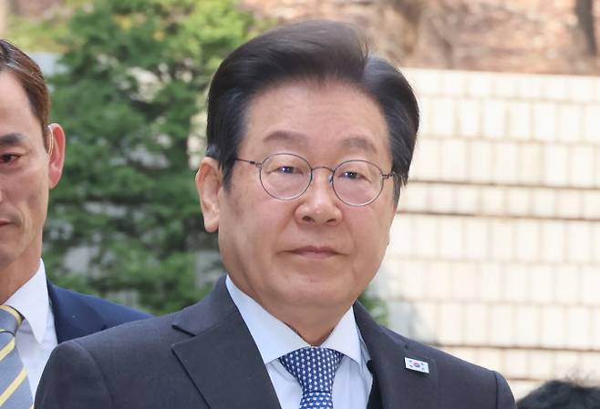 이재명 더불어민주당 대표가 8일 서울 서초구 서울중앙지법에서 열린 ‘대장동 배임·성남FC 뇌물’ 1심 속행 공판에 출석하고 있다.(사진=연합뉴스)