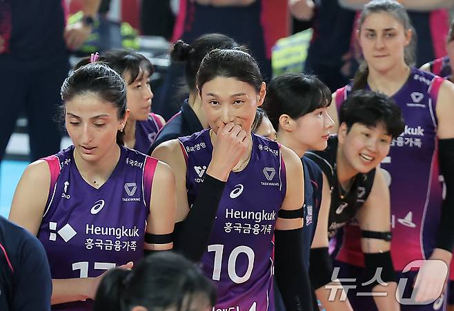 6일 오후 대전 중구 충무체육관에서 열린 프로배구 '2024-2025 도드람 V리그' 여자부 챔피언결정전 4차전, 정관장과 흥국생명의 경기에서 5세트 접전 끝에 패하며 홈으로 가게되는 흥국생명 김연경이 아쉬워 하고 있다. 2025.4.6/뉴스1 ⓒ News1 박정호 기자