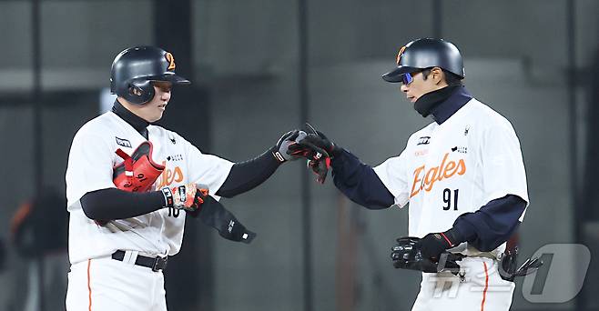 17일 대전 한화생명 볼파크에서 열린 2025 프로야구 KBO리그 한화이글스와 삼성라이온즈의 시범경기에서 4회말 1사 1,2루에서 한화 하주석이 1타점 안타를 치고 있다. 2025.3.17/뉴스1 ⓒ News1 김기남 기자