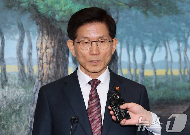 김문수 고용노동부 장관이 8일 오전 서울 종로구 정부서울청사에서 국무회의를 마친 후 나서며 기자들과 간담회를 하고 있다.  2025.4.8/뉴스1 ⓒ News1 임세영 기자