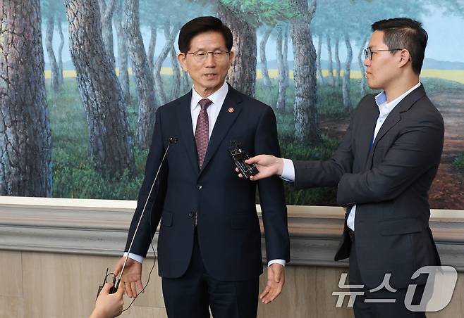 김문수 고용노동부 장관이 8일 오전 서울 종로구 정부서울청사에서 국무회의를 마친 후 나서며 기자들과 간담회를 하고 있다.  2025.4.8/뉴스1 ⓒ News1 임세영 기자
