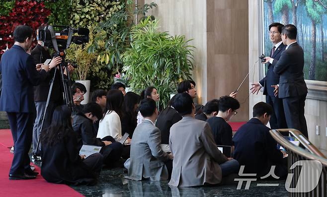 김문수 고용노동부 장관이 8일 오전 서울 종로구 정부서울청사에서 국무회의를 마친 후 나서며 기자들과 간담회를 하고 있다.  2025.4.8/뉴스1 ⓒ News1 임세영 기자