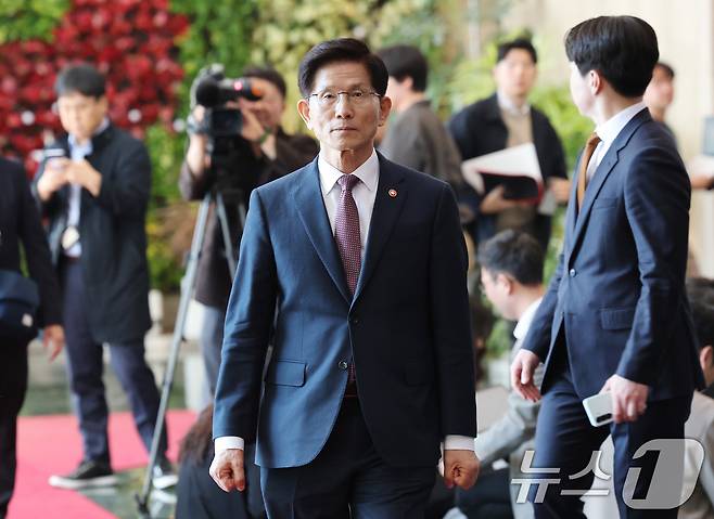 김문수 고용노동부 장관이 8일 오전 서울 종로구 정부서울청사에서 제21대 대통령 선거 출마 관련해 기자들과 간담회를 마치고 나서고 있다.  2025.4.8/뉴스1 ⓒ News1 임세영 기자