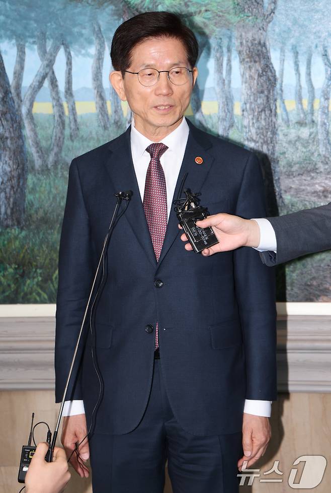 김문수 고용노동부 장관이 8일 오전 서울 종로구 정부서울청사에서 국무회의를 마친 후 나서며 기자들과 간담회를 하고 있다. 이날 김 장관은 제21대 대통령 선거에 출마하겠다는 뜻을 밝혔다. 2025.4.8/뉴스1 ⓒ News1 임세영 기자