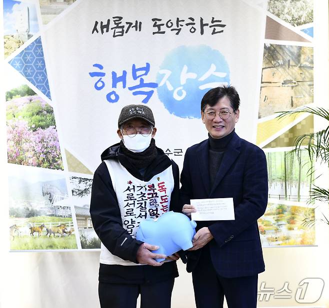 전북자치도 장수군은 고 권호석 씨 유족이 취약계층을 위한 성금 500만원을 기탁했다고 8일 밝혔다. 지난해 권호석 씨가 장수군에 성금을 전달하는 모습(장수군 제공. 재판매 및 DB금지)2025.4.8/뉴스1