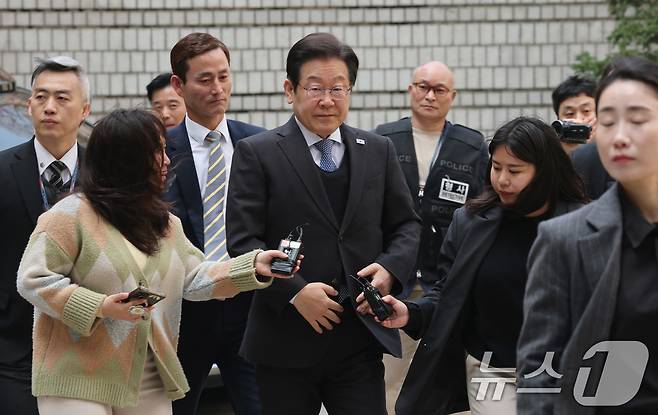 이재명 더불어민주당 대표가 8일 서울 서초구 중앙지법에서 열린 대장동 배임 및 성남FC 뇌물 의혹 1심 속행 공판에 출석하고 있다. 2025.4.8/뉴스1 ⓒ News1 박세연 기자
