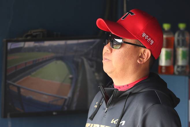 KIA 이범호 감독이 6일 잠실구장에서 열린 2025 KBO리그 LG전을 지켜보고 있다. 사진 | KIA 타이거즈