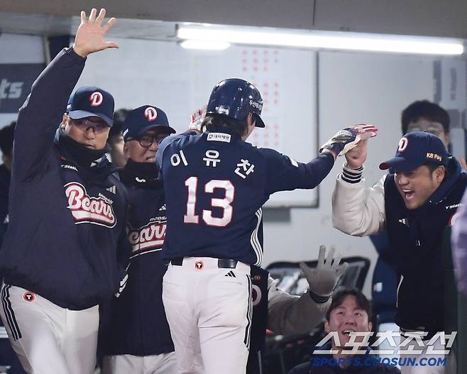 4일 부산 사직야구장에서 열리는 KBO리그 롯데와 두산의 경기. 7회 1사 3루. 강승호 내야 땅볼 때 득점에 성공한 이유찬. 부산=송정헌 기자songs@sportschosun.com/2025.04.04/