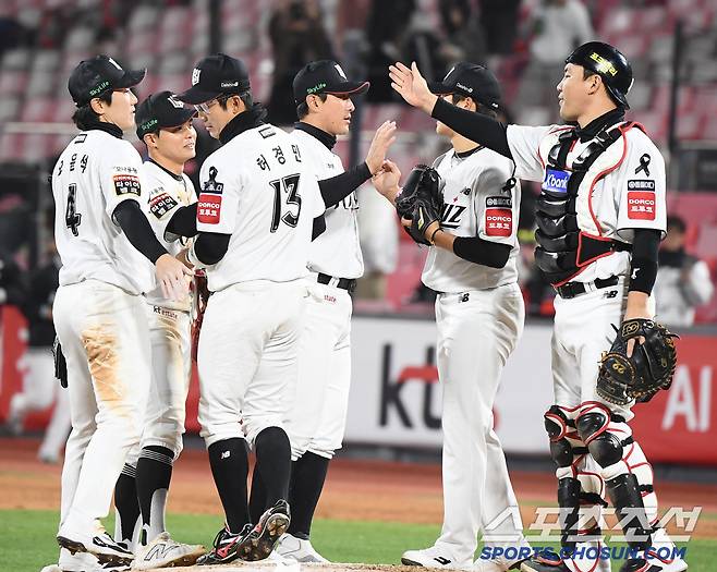 2일 수원 KT위즈파크에서 열린 LG-KT전에서 KT가 9대5로 승리했다. 선수들이 하이파이브하고 있다. 수원=정재근 기자 cjg@sportschosun.com/2025.4.2/