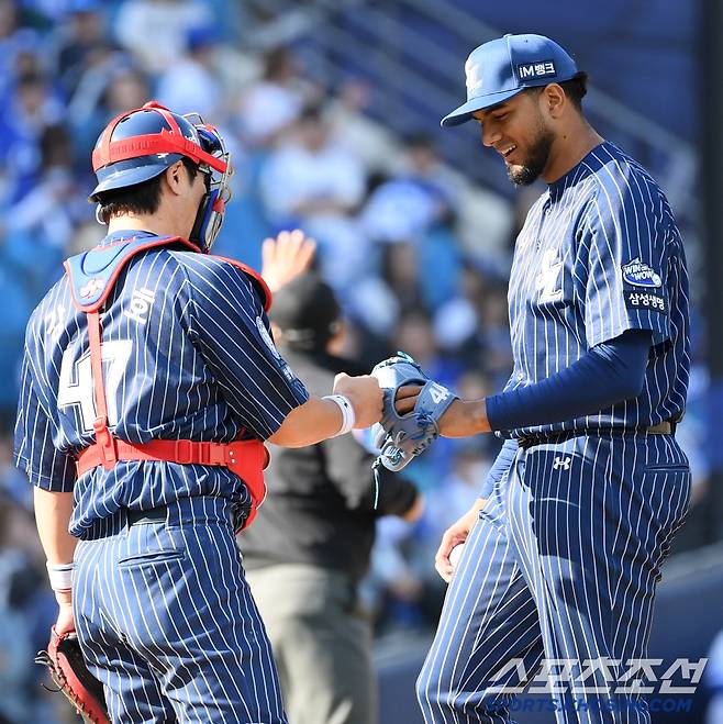 퍼펙트가 깨지 8회 레예스는 포수 강민호에게 고마운 마음을 전했다.