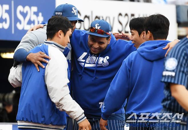 승리 후 최원태, 후라도, 원태인, 이승현은 레예스를 둘러싸고 승리 세리머니를 펼쳤다.