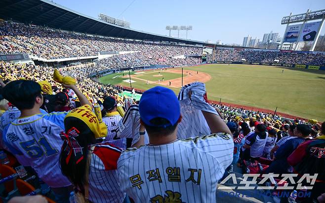 22일 잠실구장에서 열린 LG 트윈스와 롯데 자이언츠의 경기. 만원 관중이 야구를 즐기고 있다. 잠실=박재만 기자 pjm@sportschosun.com/2025.03.22/