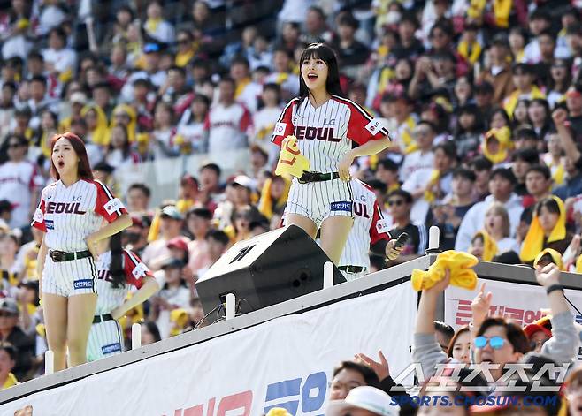 6일 서울 잠실구장에서 열린 KIA-LG전. 만원 관중 열기 속에 LG 팬들이 응원전을 펼치고 있다. 잠실=정재근 기자 cjg@sportschosun.com/2025.4.6/