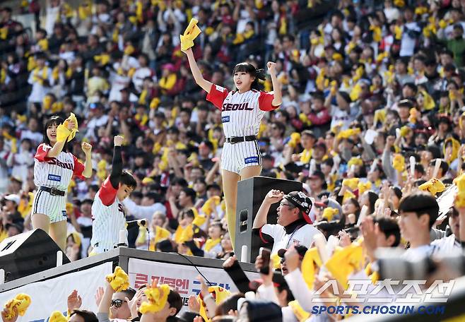 6일 서울 잠실구장에서 열린 KIA-LG전. 만원 관중 열기 속에 LG 팬들이 응원전을 펼치고 있다. 잠실=정재근 기자 cjg@sportschosun.com/2025.4.6/