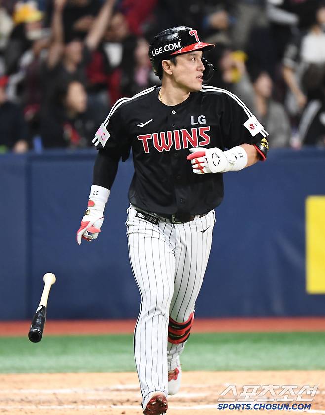 8일 서울 고척스카이돔에서 열린 LG-키움전. 7회초 1사 박동원이 솔로포를 친 후 타구를 바라보고 있다. 고척=정재근 기자 cjg@sportschosun.com/2025.4.8/