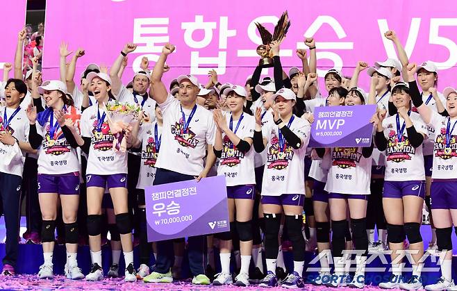 8일 인천 삼산월드체육관에서 배구 V리그 여자부 챔피언결정전 5차전. 흥국생명이 정관장에 승리하며 우승을 차지했다. 우승의 기쁨을 나누고 있는 흥국생명 선수들. 인천=송정헌 기자songs@sportschosun.com/2025.04.08/