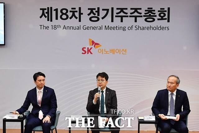 SK이노베이션이 주력 자회사 중 하나인 SK엔무브의 기업공개(IPO)를 추진하면서 중복 상장에 대한 우려를 씻을 수 있을지 이목이 쏠린다. 박상규 SK이노베이션 대표이사 사장(가운데), 추형욱 SK이노베이션 E&S 사장(왼쪽), 이석희 SK온 사장(오른쪽) 등 SK이노베이션 경영진들이 3월 28일 오전 서울 종로구 SK서린빌딩 수펙스홀에서 열린 ‘주주와의 대화’에서 주주들과 경영 현안에 대해 소통하고 있다. /SK이노베이션