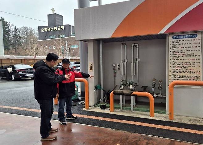 용인시 관계자가 관내 액화석유가스(LPG) 충전소에 안전점검을 하고 있다. 용인시 제공