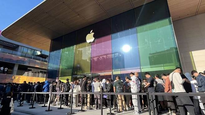 미국 소비자들이 관세 부과 전에 아이폰을 구매하기 위해 매장으로 몰려 가고 있다는 외신 보도가 나왔다. 사진은 중국 베이징 산리툰의 애플 플래그십스토어에서 줄을 서 있는 방문객들 모습. 김현정 특파원
