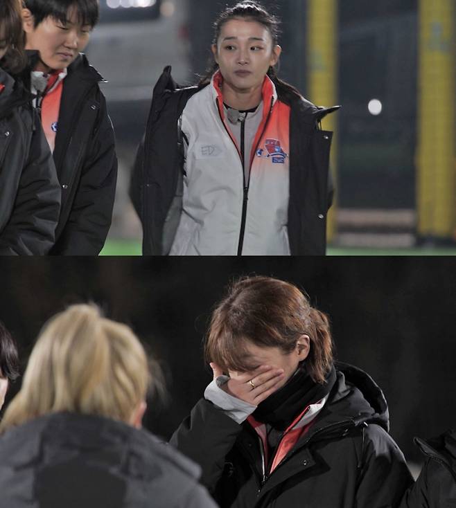 SBS 예능 프로그램 ‘골때리는 그녀들’ (골때녀)에서는 지난 1차전에서 아쉽게 패배했던 한일전의 리벤지를 준비하는 한국 대표팀의 치열한 준비 과정이 공개될 예정이다. 이영표 감독의 지휘 아래 총 10명의 후보 선수들이 제주도에서 혹독한 전지훈련을 치르며 최종 7인에 들기 위한 생존 경쟁을 펼친다. 특히 ‘당일 탈락’이라는 엄격한 규정이 도입되며 선수들의 긴장감은 극에 달하고, 감독의 냉정한 판단과 선수들의 진솔한 심정이 맞물리며 진한 드라마가 예고된다. 면담과 멘탈 케어를 병행한 이영표 감독의 진심 어린 리더십도 주목되며, 과연 어떤 선수가 최종 선발되어 한일전 2차전에 출전하게 될지 관심이 집중된다.