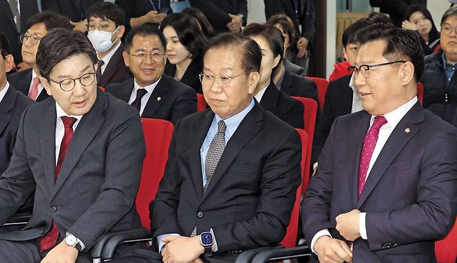 국힘 지도부, 사무처 당직자들과 한자리 - 국민의힘 지도부가 7일 서울 여의도 중앙 당사에서 열린 사무처 당직자 조회를 하고 있다. 왼쪽부터 권성동 원내대표, 권영세 비상대책위원장, 이양수 사무총장. /뉴시스