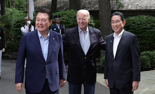 2023년 8월 18일(현지시간)  윤석열 대통령이 메릴랜드주에 위치한 미국 대통령 별장 캠프 데이비드에서 한미일 정상회의에 앞서 조 바이든 미국 대통령, 기시다 후미오 일본 총리와 만나 대화를 나누고 있는 모습./대통령실 제공