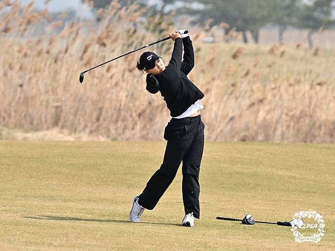 김민솔이 4월8일 2025 군산 CC 드림 투어 1차전에서 샷을 하고 있다. /KLPGA
