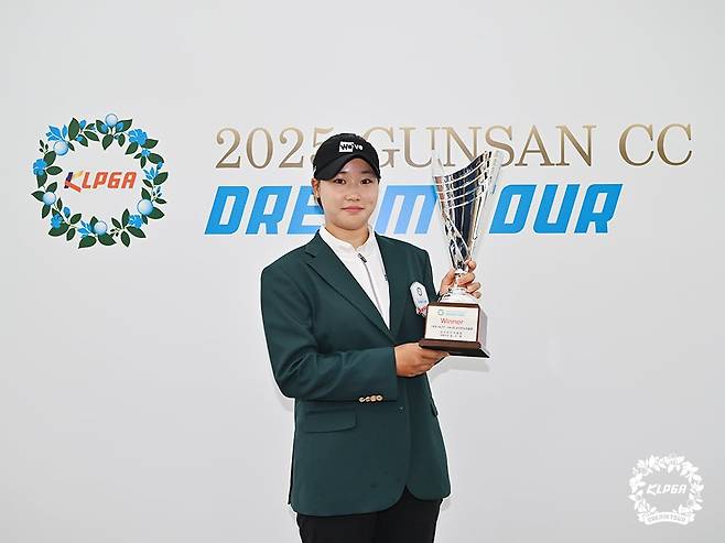 김민솔이 2025 군산 CC 드림 투어 1차전에서 프로 데뷔 첫 우승을 차지했다. /KLPGA