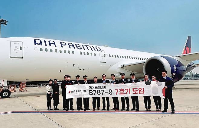 지난달 27일 오후 인천국제공항 활주로에서 열린 7호기 도입 행사에서 김재현 에어프레미아 대표이사(사진 오른쪽부터 일곱 번째)를 비롯한 임직원들이 기념촬영을 하고 있다. /에어프레미아 제공