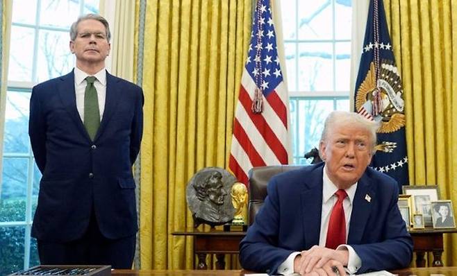 스콧 베센트(왼쪽) 미국 재무장관이 지난 2월3일 워싱턴 백악관 집무실에서 행정명령 서명을 준비하는 도널드 트럼프 대통령의 연설을 경청하고 있다. ⓒ AP/뉴시스