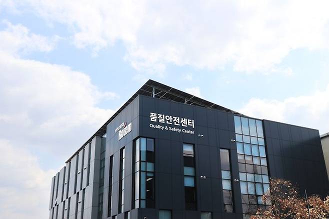 태양광 발전 설비가 설치된 현대로템 창원공장 품질안전센터 ⓒ현대로템