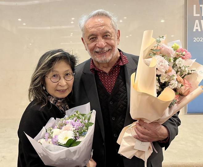 2023년 한국문학번역상 대상 시상식에 참석한 김혜경 교수(왼쪽)와 장클로드 드크레센조 교수. 두 사람은 2000년대 초반부터 프랑스 엑스마르세유대에서 한국학을 가르치고 한국문학 전문 출판사를 운영하는 등 K문화 전파에 앞장서 왔다. 김혜경 교수 제공