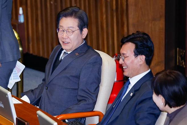 이재명 더불어민주당 대표가 4일 오후 서울 여의도 국회에서 열린 제424회국회(임시회) 제1차 본회의에서 김민석 최고위원과 대화하고 있다. 2025.4.4 뉴스1