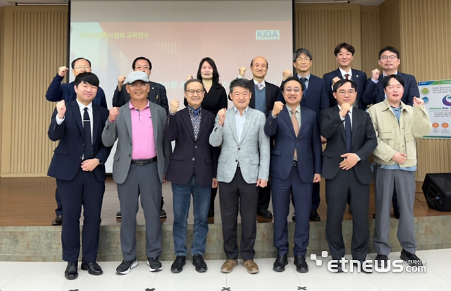 한국생성형AI연구원은 지난 7일 김천구미변호사협회 주최로 '생성형 AI를 활용한 스마트한 법률 실무' 워크숍을 개최했다. 노규성 한국생성형AI연구원장, 유능종 김천구미변호사협회장(앞줄 원쪽 세 번째부터 ) 등 참석자들이 기념촬영했다.
