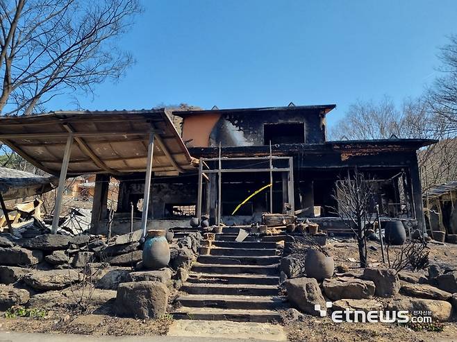 7일 정오 무렵 찾은 경북 청송군 청송읍 부곡리. 주왕산 국립공원 초입에 늘어선 음식점들은 전소된 채 개점 휴업 상태에 놓여 있다.