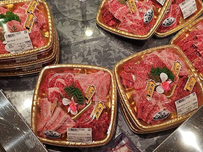 20250407_215107.jpg 싱글벙글 일본 슈퍼마켓 정육점 삼계닭 사이즈 ㄷㄷㄷ.jpg