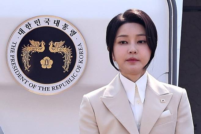 윤석열 대통령의 배우자 김건희 여사가 지난해 6월 경기 성남시 서울공항에 도착해 윤 대통령과 함께 중앙아시아 3개국 순방길에 오르고 있다. /사진=뉴스1