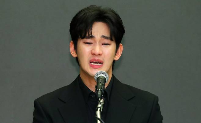 배우 김수현이 지난달 31일 오후 서울 마포구 스탠포드호텔에서 기자회견을 열고 자신을 둘러싼 의혹에 대해 입장을 밝히고 있다. 뉴시스