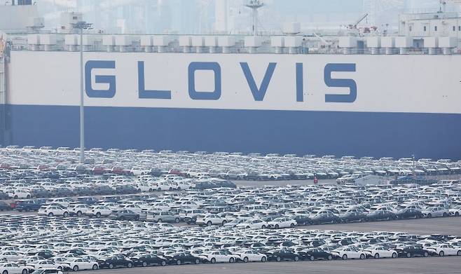 8일 경기도 평택항에 수출용 자동차가 세워져 있다. 연합뉴스