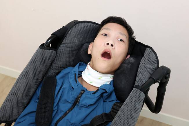 희귀질환 ‘위커 울프 증후군’을 가진 천석현군이 휠체어에 앉아 있다. 김영원 기자 forever@hani.co.kr