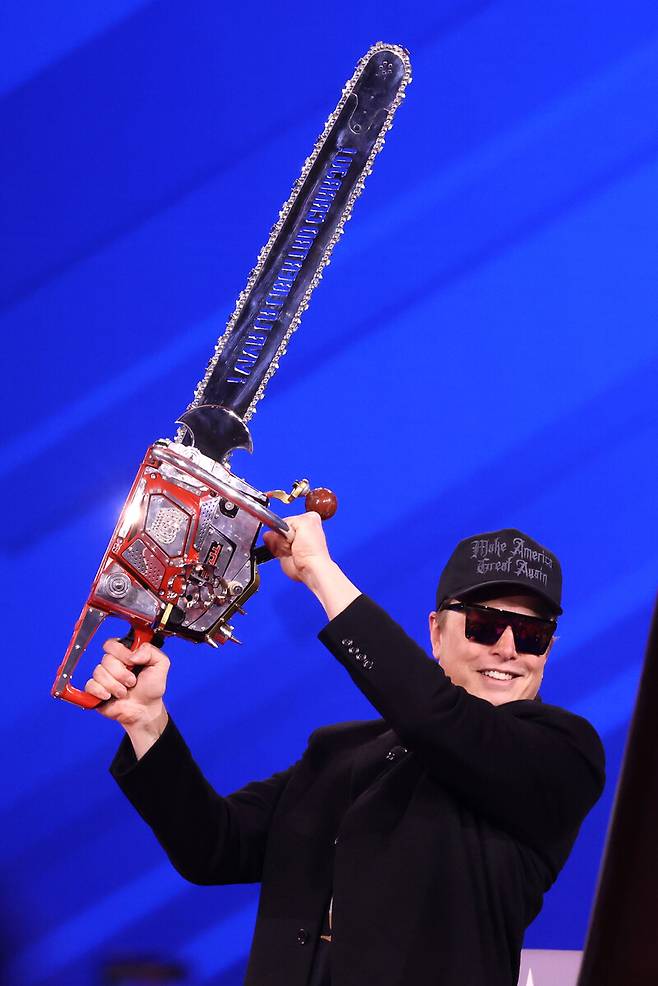 일론 머스크가 지난 2월 열린 한 보수 정치 집단 행사에서 전기톱을 휘두르며 효율성, 대량 해고, 세금 감면을 상징하는 몸짓을 하고 있다. 위키미디어 코먼스