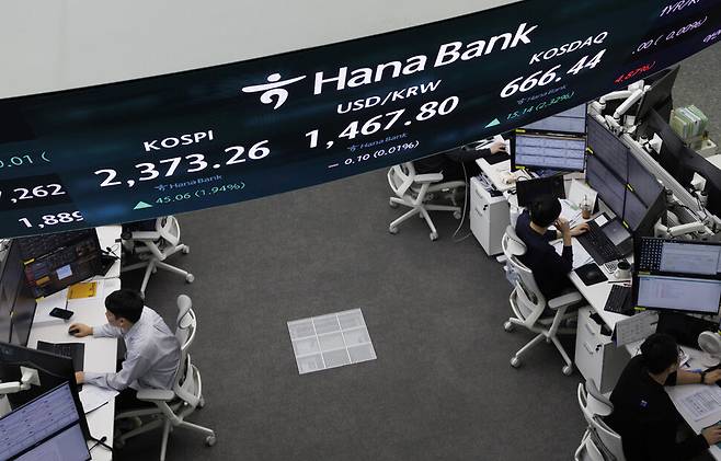 8일 오전 서울 중구 하나은행 딜링룸의 전광판에 이날 거래를 시작한 코스피와 코스닥지수, 원/달러 환율이 표시돼 있다. 연합뉴스