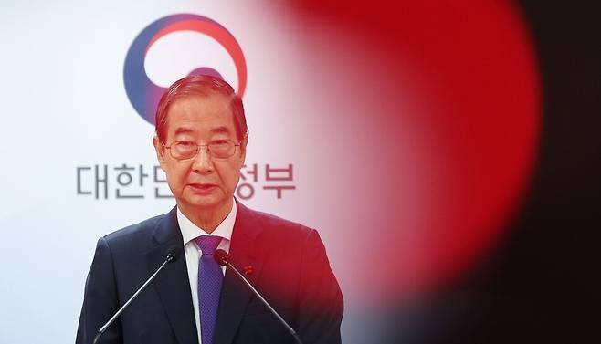 한덕수 대통령 권한대행 국무총리가 2024년 12월26일 서울 종로구 정부서울청사 브리핑룸에서 대국민담화를 하고 있다. 연합뉴스