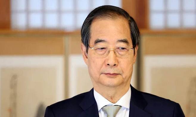 한덕수 대통령 권한대행 겸 국무총리가 지난해 12월24일 서울 삼청동 총리 공관에서 열린 서울재팬클럽(SJC) 오찬 간담회에서 통역 발언을 들으며 생각에 잠겨 있다. 연합뉴스