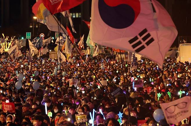 윤석열즉각퇴진 사회대개혁 비상행동이 지난해 12월28일 오후 서울 종로구 광화문 앞에서 개최한 ‘윤석열 즉각 퇴진! 사회대개혁! 범시민 대행진’에서 시민들이 이동하고있다. 정용일 선임기자 yongil@hani.co.kr