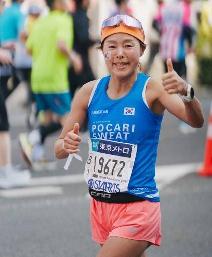 권은주 감독이 지난달 일본 도쿄에서 열린 도쿄마라톤에서 달리고 있다. 본인 제공