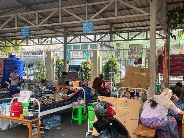 지난 2일 지진 피해를 입은 미얀마 제2 도시 만달레이의 한 병원에서 환자들이 주차장에 마련된 임시 병상에 누워있다. 만달레이=허경주 특파원